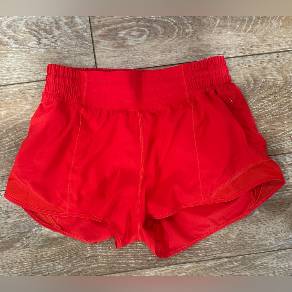 LULULEMON
Hotty Hot HR 2.5” size 6 
Hot heat 
EUC